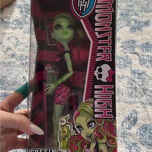 Monster High Doll Venera McFlytrap Coffin Bean
